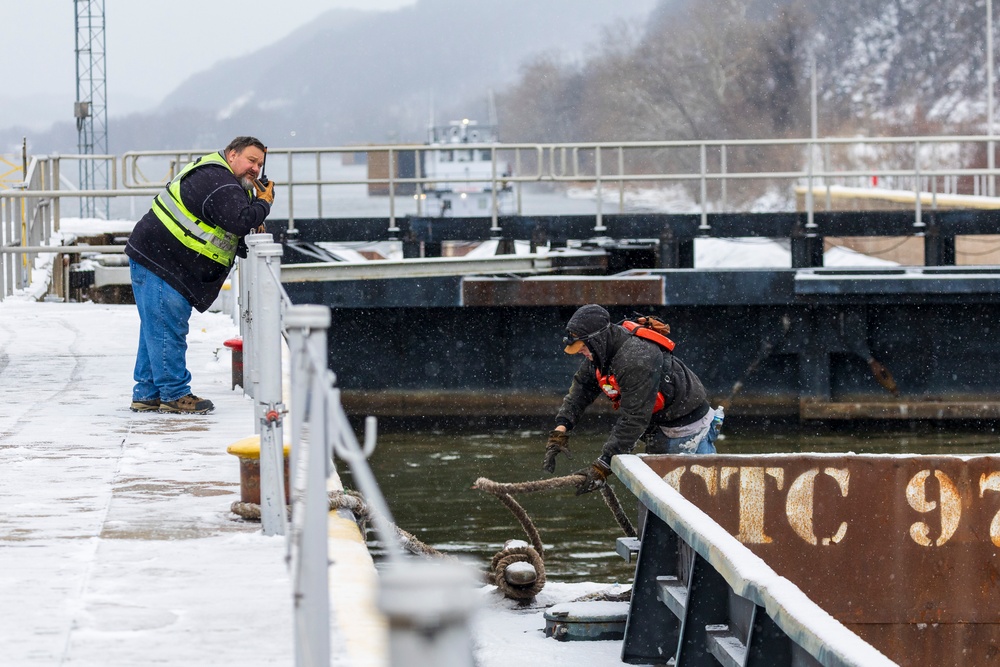 Pittsburgh District continues lock operations through wintery conditions