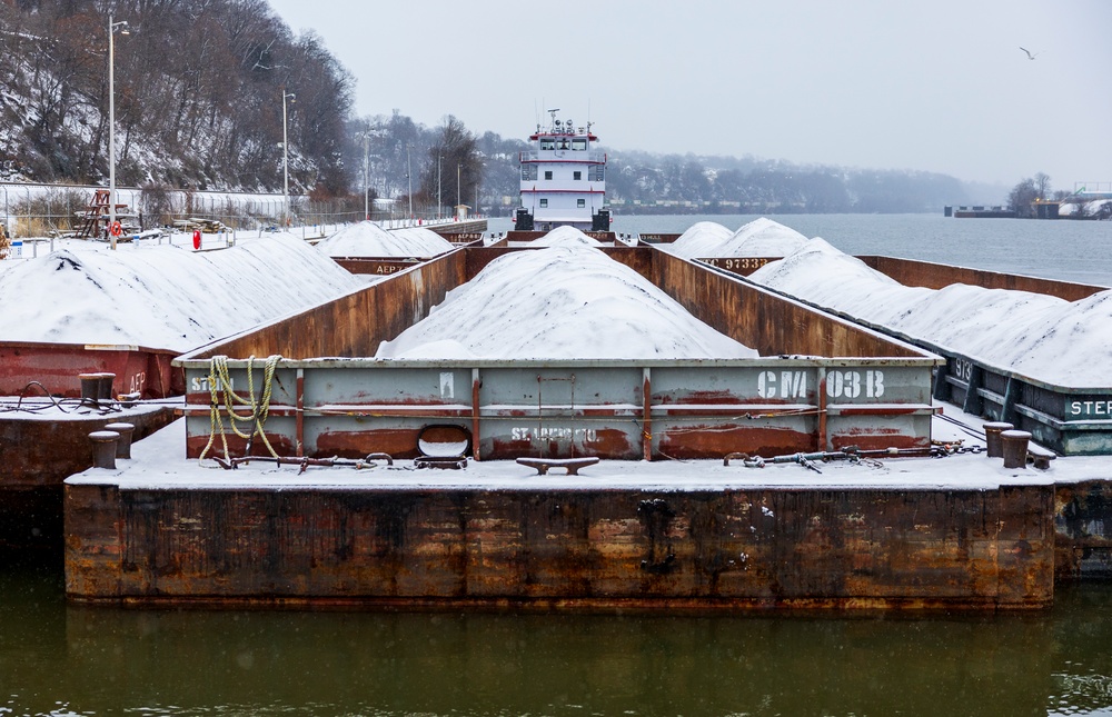 Pittsburgh District continues lock operations through wintery conditions