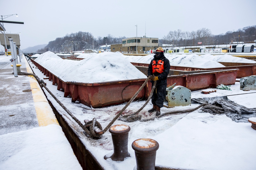 Pittsburgh District continues lock operations through wintery conditions