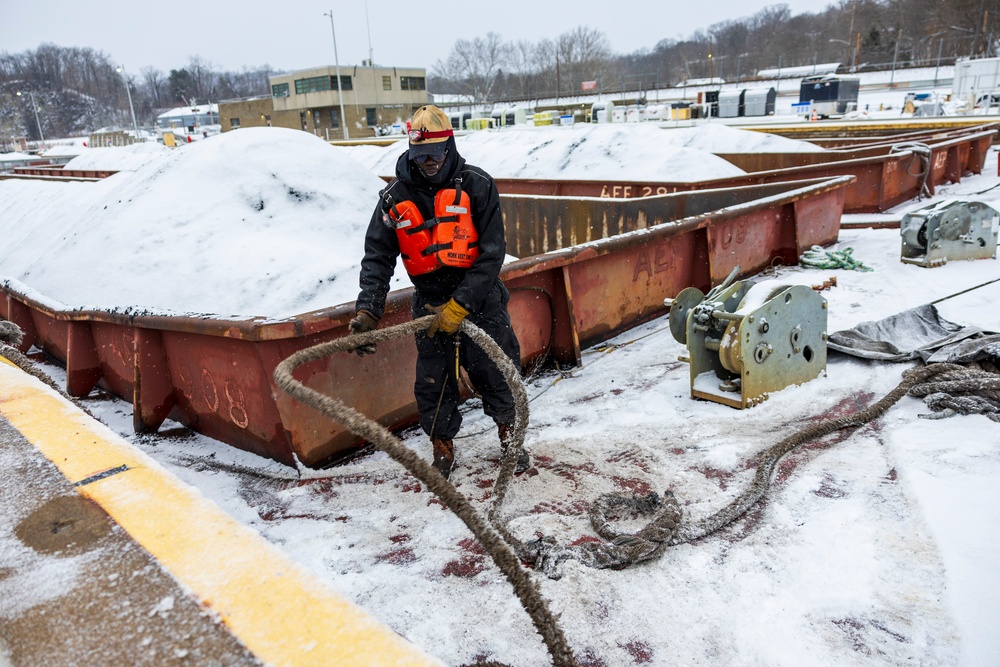 Pittsburgh District continues lock operations through wintery conditions