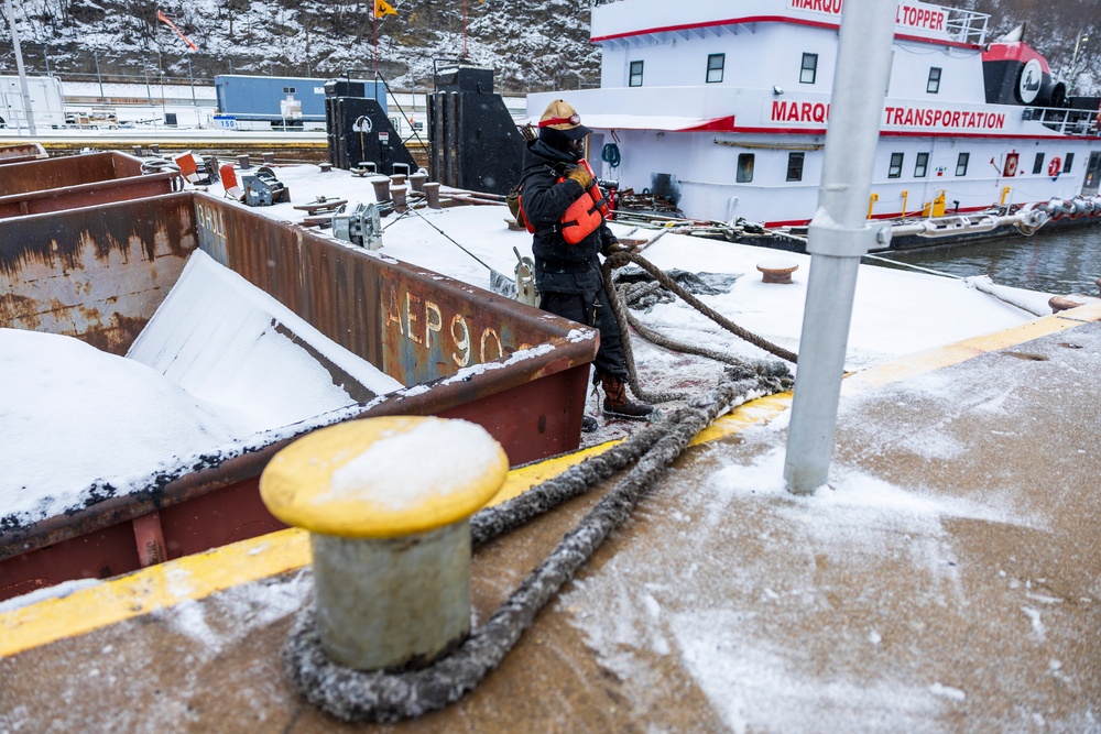 Pittsburgh District continues lock operations through wintery conditions