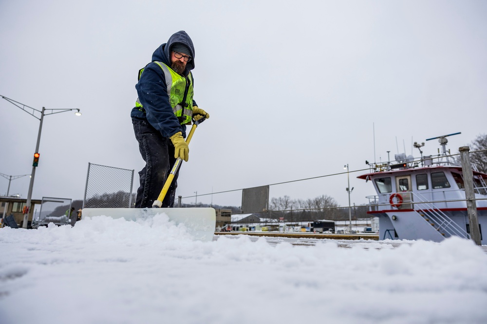 Pittsburgh District continues lock operations through wintery conditions