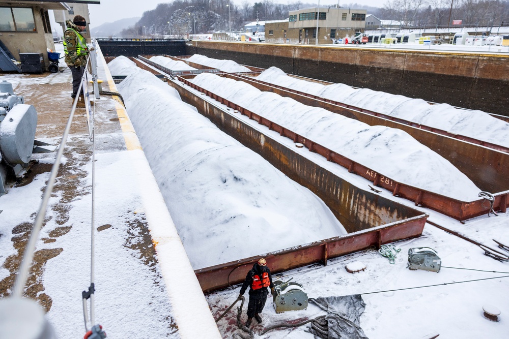 Pittsburgh District continues lock operations through wintery conditions