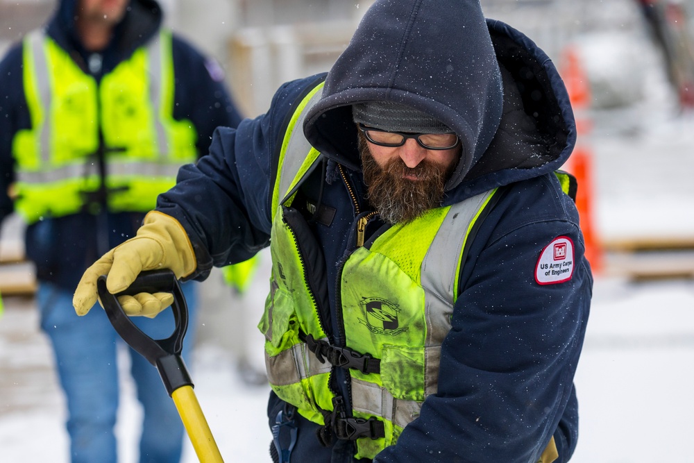 Pittsburgh District continues lock operations through wintery conditions