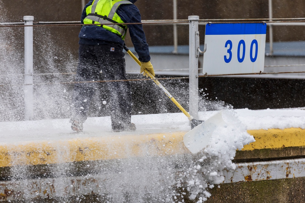 Pittsburgh District continues lock operations through wintery conditions