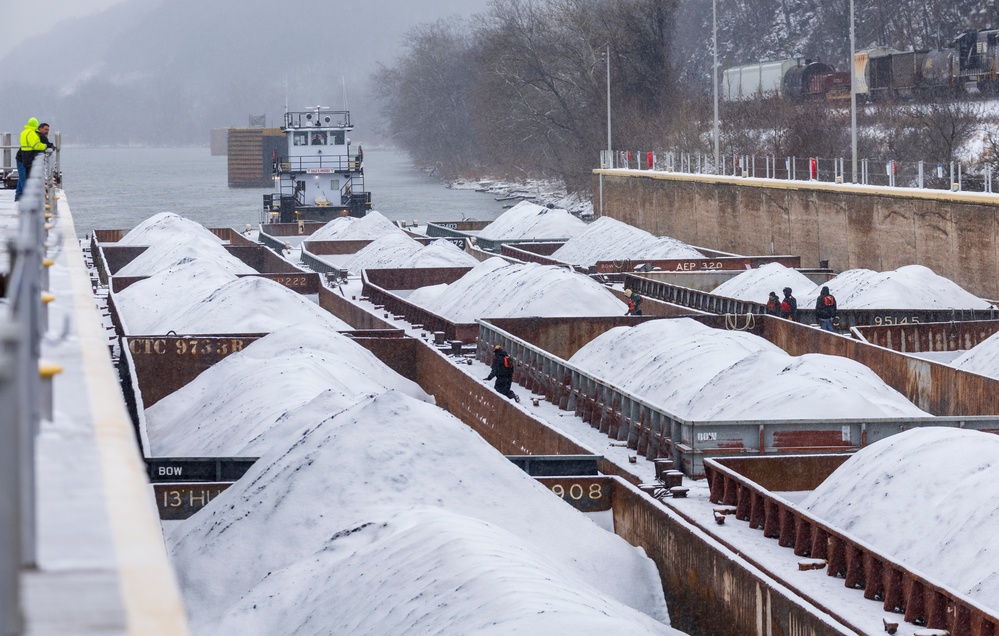 Pittsburgh District continues lock operations through wintery conditions