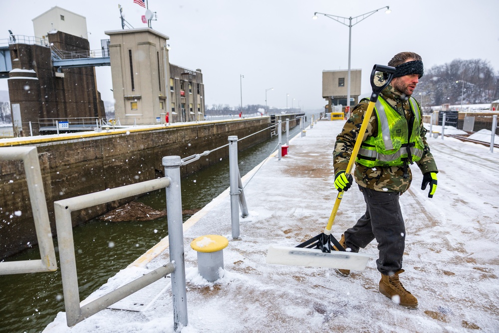 Pittsburgh District continues lock operations through wintery conditions