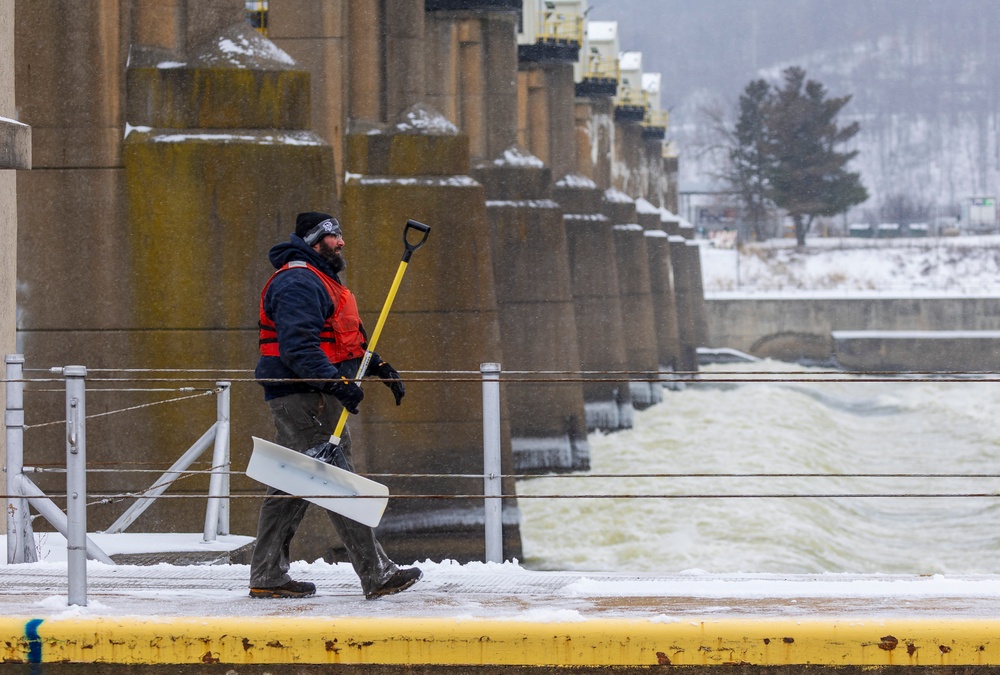 Pittsburgh District continues lock operations through wintery conditions