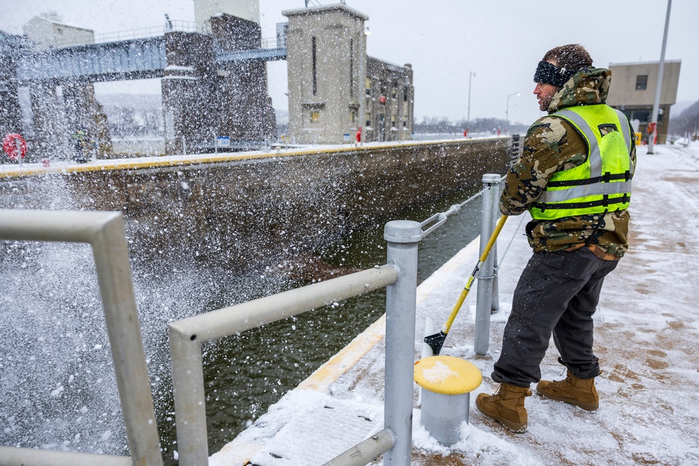 Pittsburgh District continues lock operations through wintery conditions