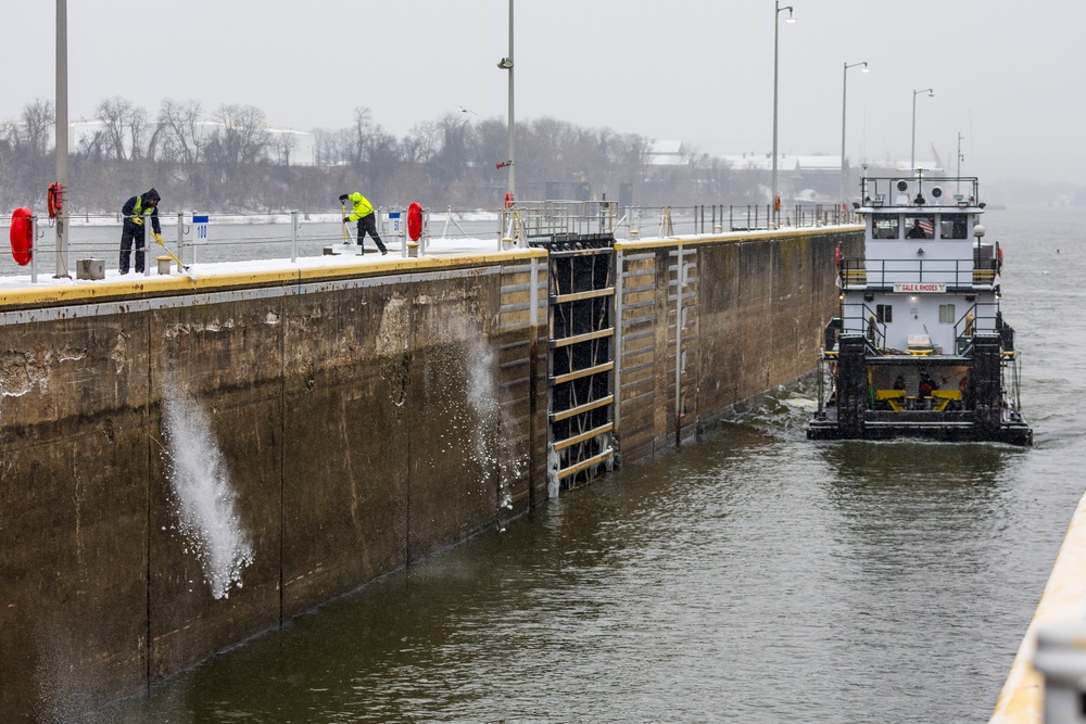 Pittsburgh District continues lock operations through wintery conditions