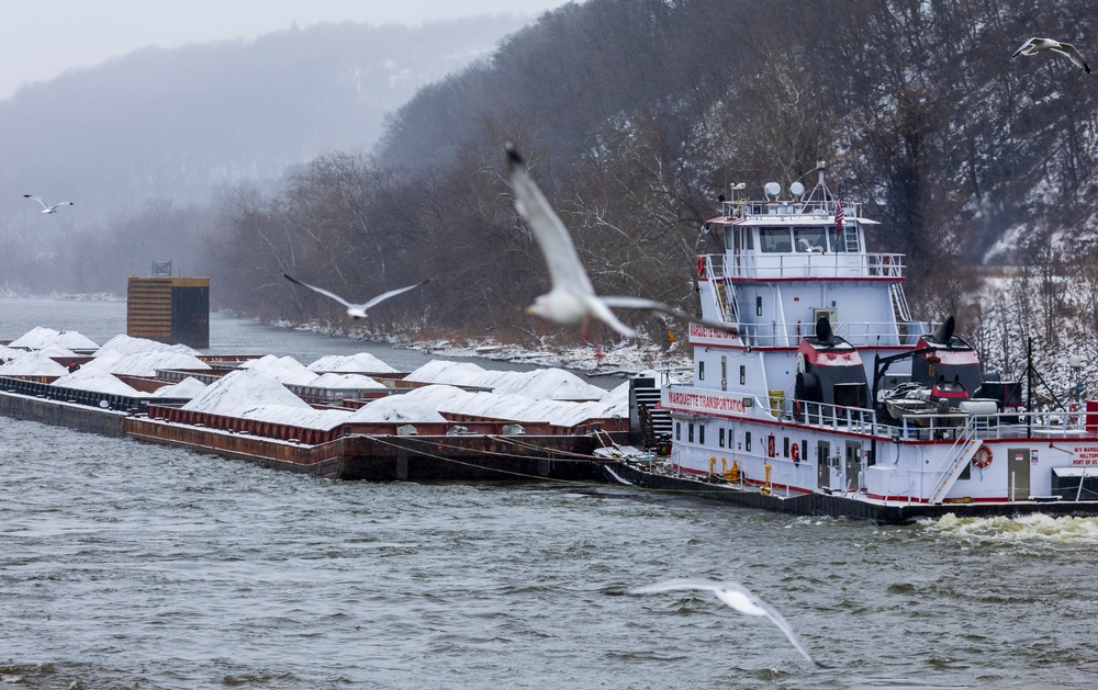 Pittsburgh District continues lock operations through wintery conditions