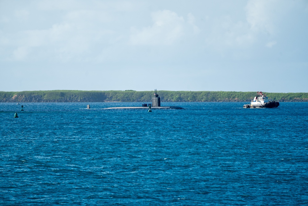 USS Annapolis (SSN 760) transits Apra Harbor