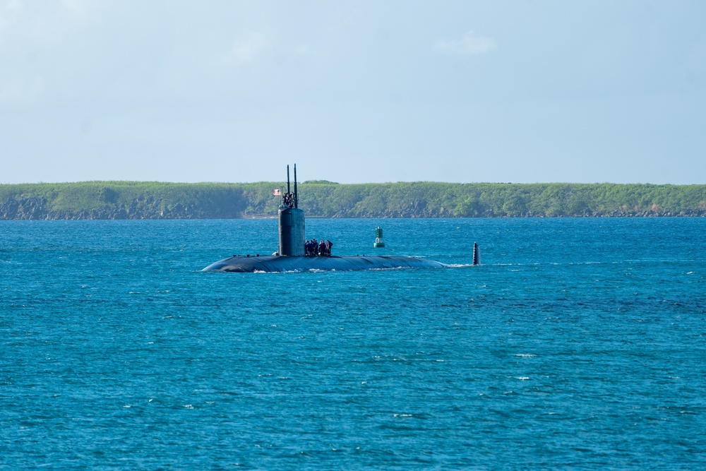 USS Annapolis (SSN 760) transits Apra Harbor