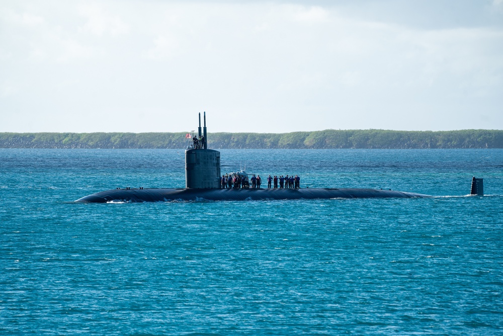 USS Annapolis (SSN 760) transits Apra Harbor