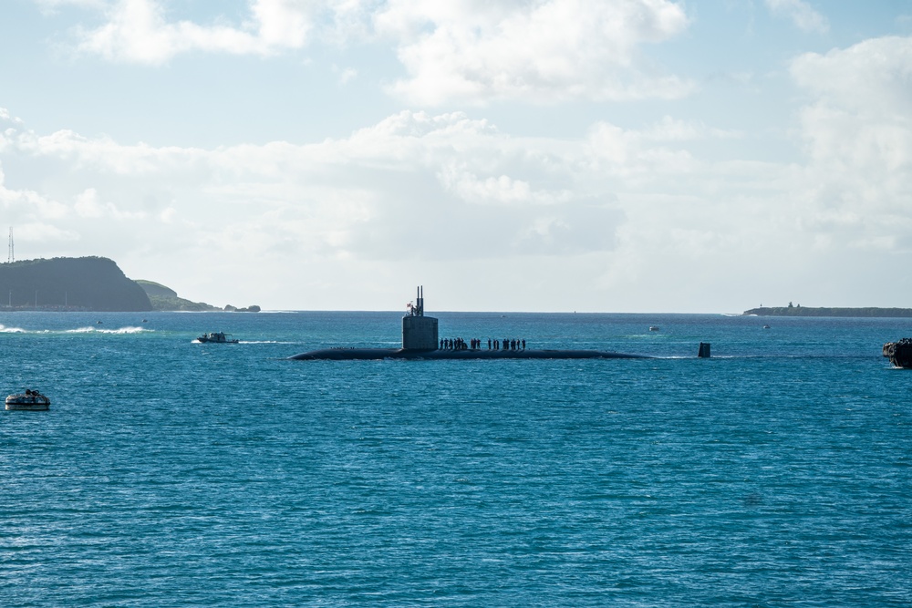 USS Annapolis (SSN 760) transits Apra Harbor