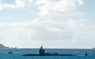 USS Annapolis (SSN 760) transits Apra Harbor