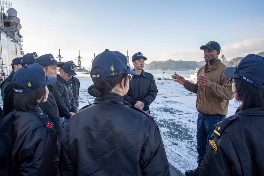 Sailors from JS Haguro (DDG 180) tour the USS America (LHA 6)