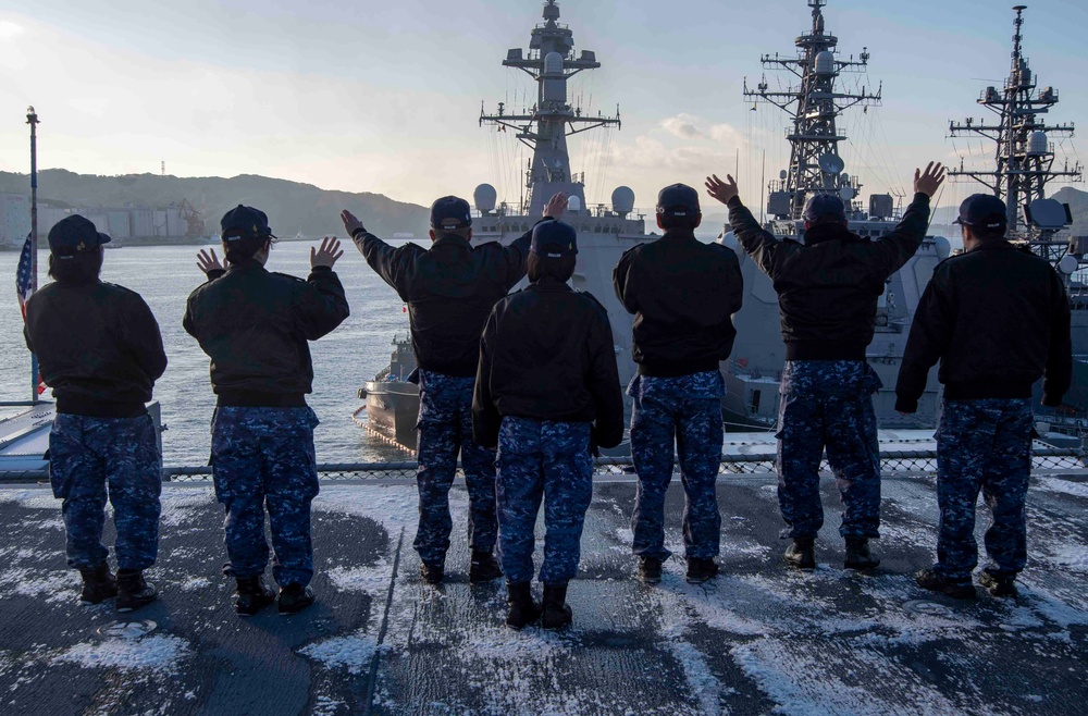 Sailors from JS Haguro (DDG 180) tour the USS America (LHA 6)