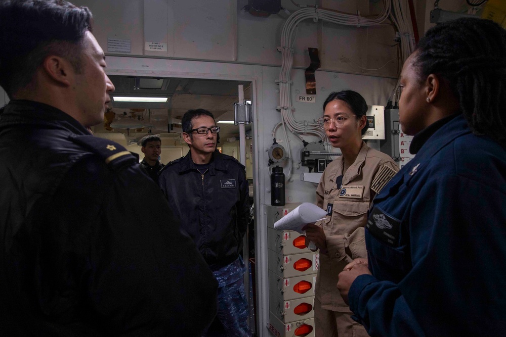 Sailors from JS Haguro (DDG 180) tour the USS America (LHA 6)