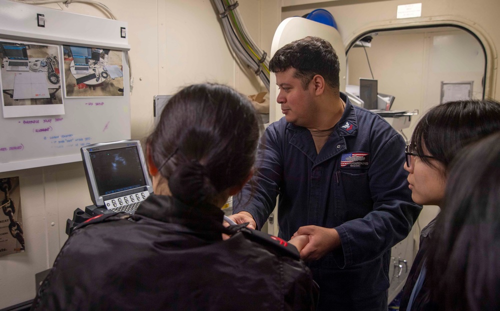 Sailors from JS Haguro (DDG 180) tour the USS America (LHA 6)