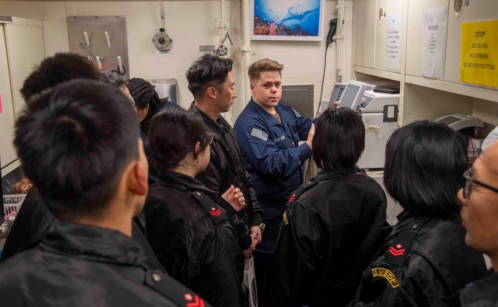 Sailors from JS Haguro (DDG 180) tour the USS America (LHA 6)