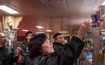 Sailors from JS Haguro (DDG 180) tour the USS America (LHA 6)