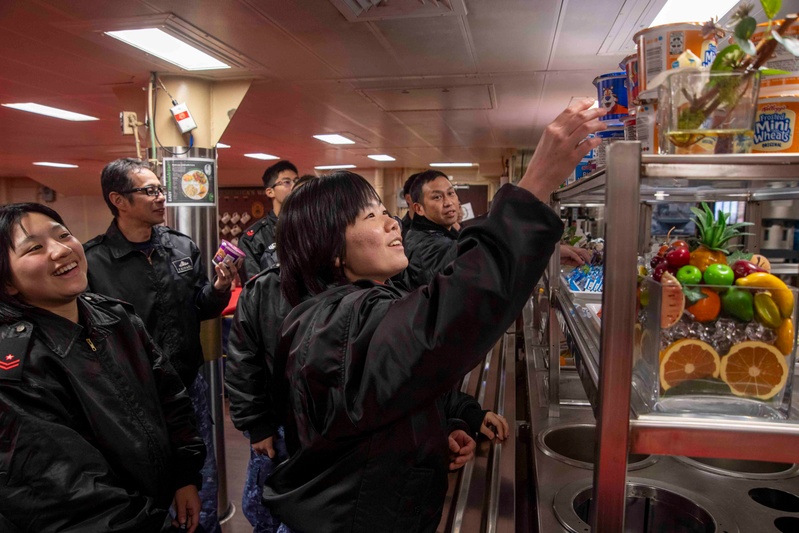 Sailors from JS Haguro (DDG 180) tour the USS America (LHA 6)