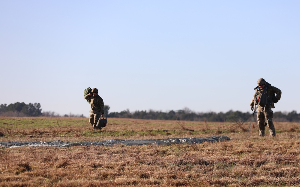 Soldiers from Special Operations Detachment - Africa train for airborne operations