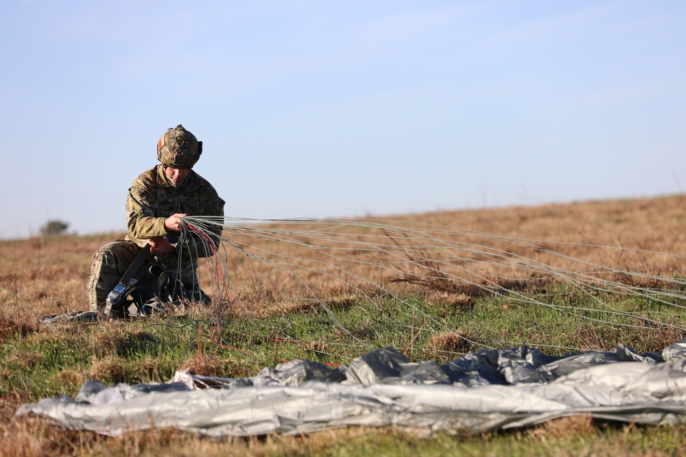 Soldiers from Special Operations Detachment - Africa train for airborne operations