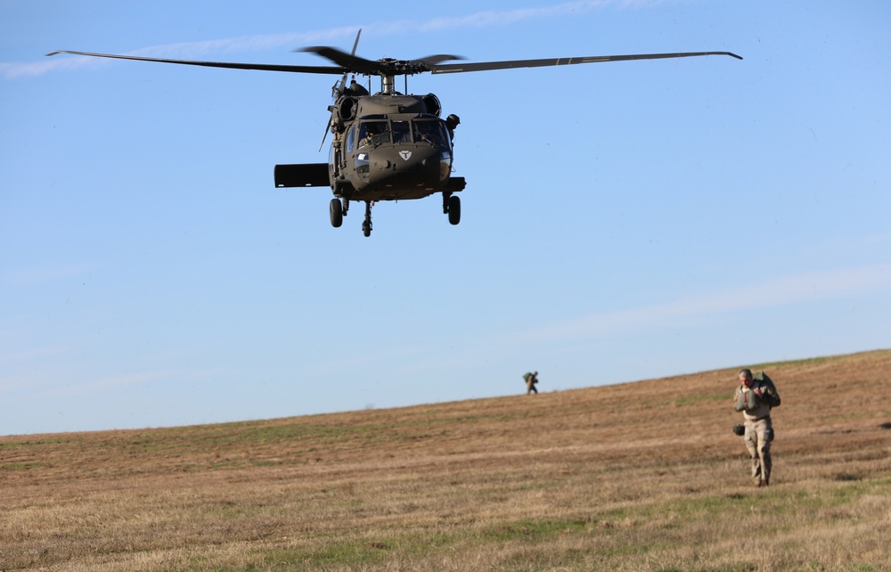 Soldiers from Special Operations Detachment - Africa train for airborne operations