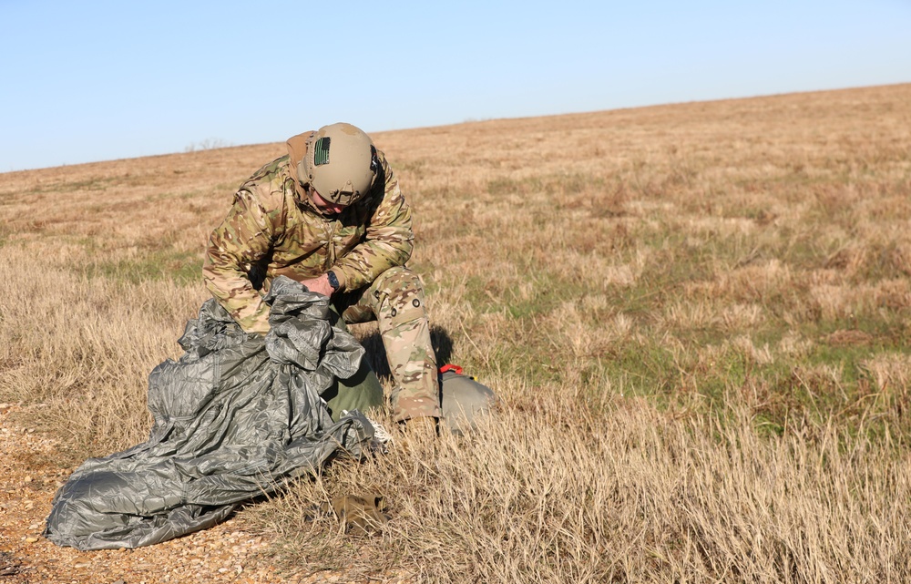 Soldiers from Special Operations Detachment - Africa train for airborne operations