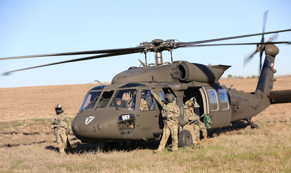 Soldiers from Special Operations Detachment - Africa train for airborne operations