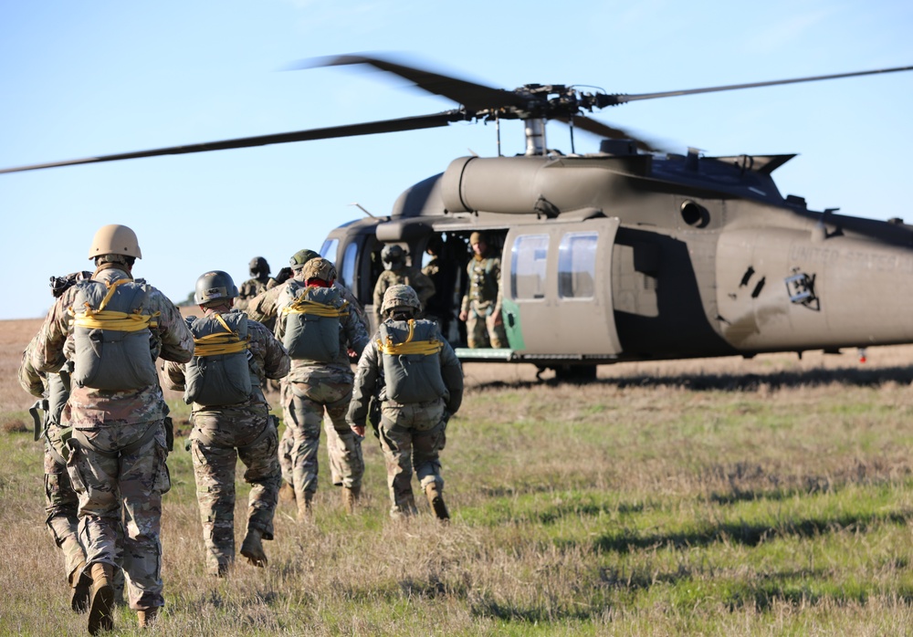 Soldiers from Special Operations Detachment - Africa train for airborne operations