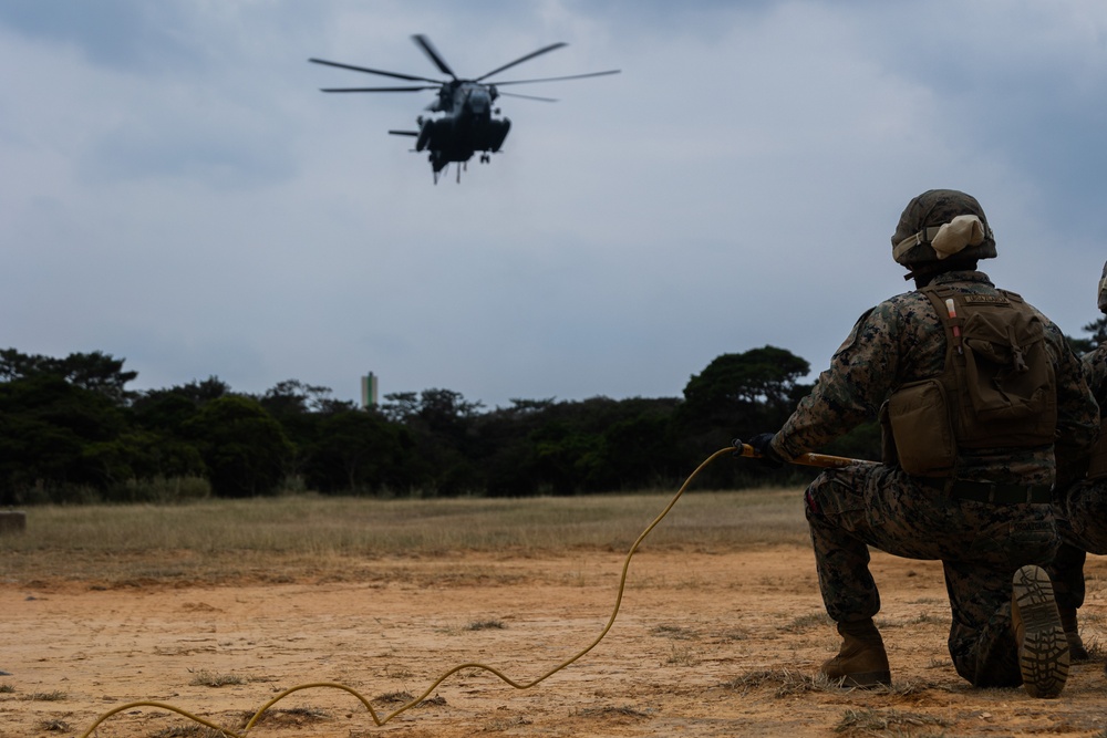 31st MEU | CLB 31 Conducts M777 Howitzer Lift Exercise