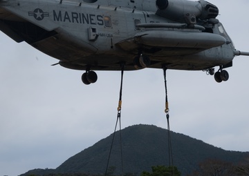 31st MEU | CLB 31 Conducts M777 Howitzer Lift Exercise