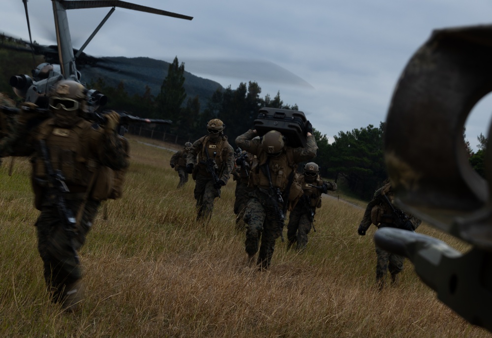 31st MEU | CLB 31 Conducts M777 Howitzer Lift Exercise