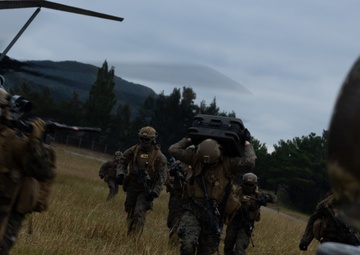 31st MEU | CLB 31 Conducts M777 Howitzer Lift Exercise