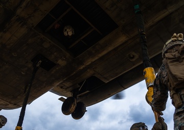 31st MEU | CLB 31 Conducts M777 Howitzer Lift Exercise