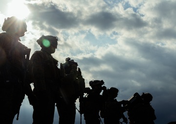31st MEU | CLB 31 Conducts M777 Howitzer Lift Exercise