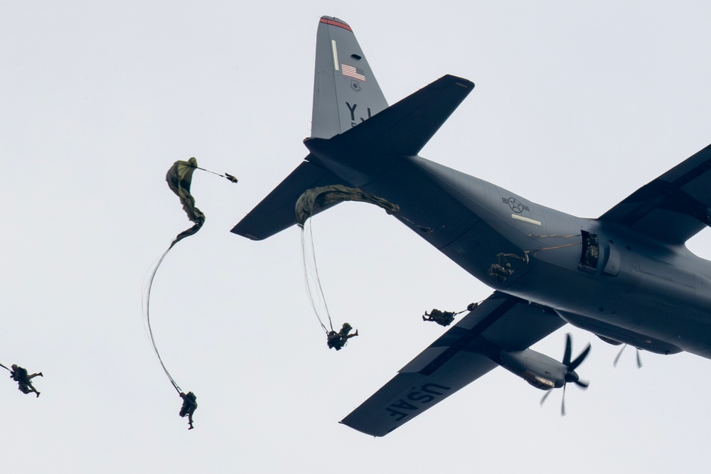 US, international airborne forces soar during New Year’s Jump