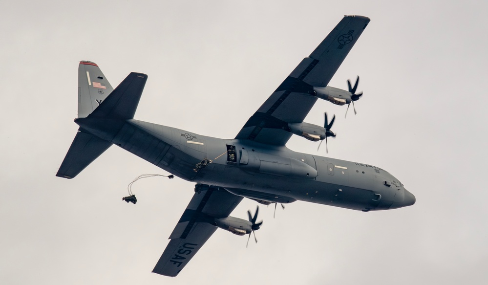 US, international airborne forces soar during New Year’s Jump