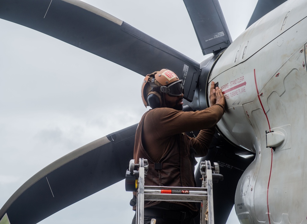 USS Carl Vinson (CVN 70) Conducts Routine Flight Operations in the South China Sea