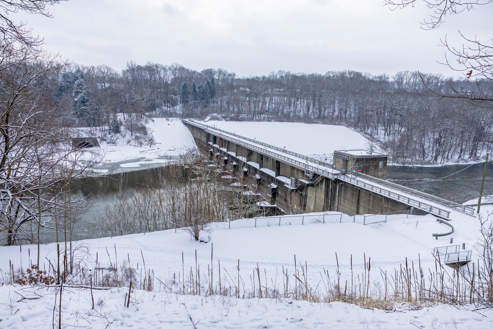 Crowds gather in beautiful wintery landscape at Shenango for Eagle Fest