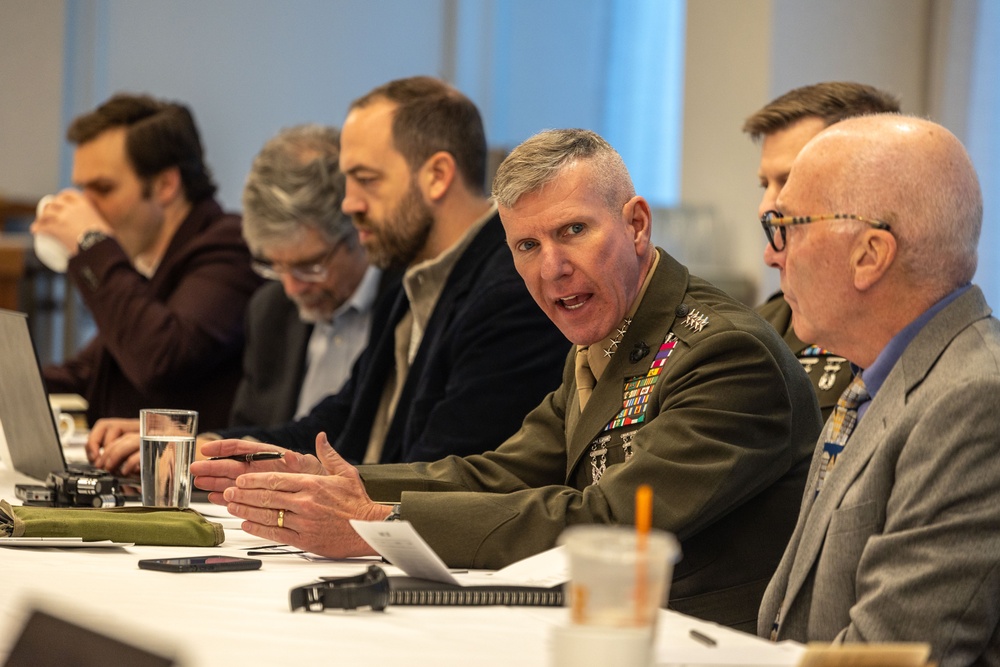 Commandant, Gen Smith, Meets with Defense Writers Group