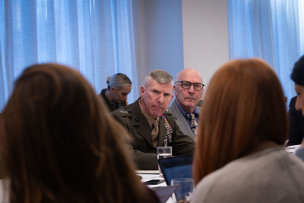 Commandant, Gen Smith, Meets with Defense Writers Group