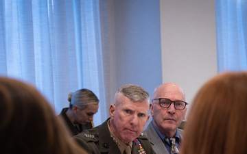 Commandant, Gen Smith, Meets with Defense Writers Group