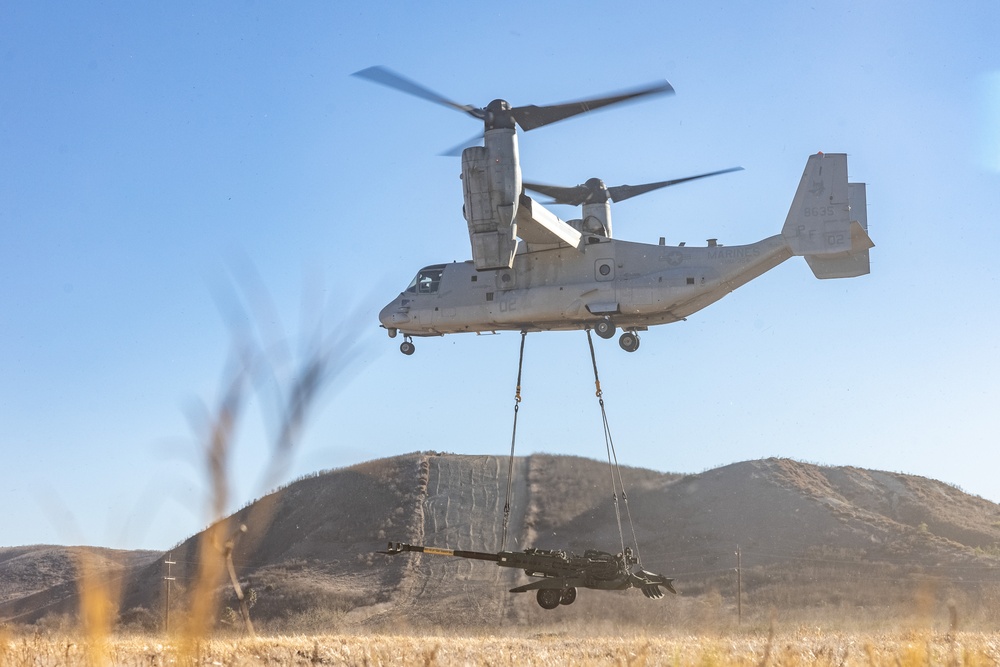 VMM-364 conducts lift operations of M777A2 lightweight 155 mm howitzer