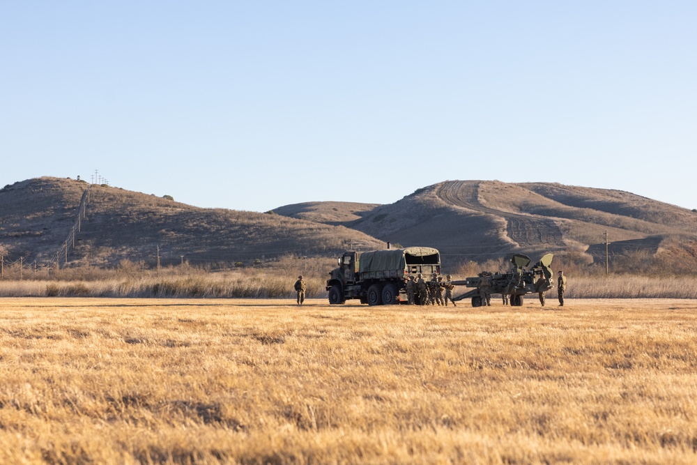 VMM-364 conducts lift operations of M777A2 lightweight 155 mm howitzer