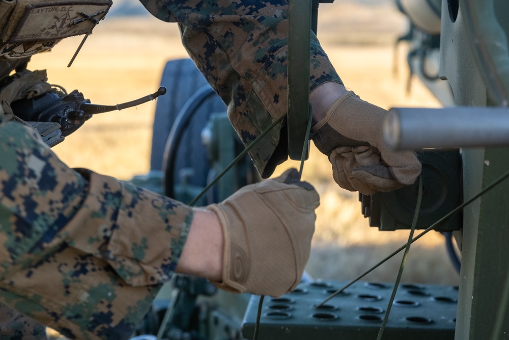 VMM-364 conducts lift operations of M777A2 lightweight 155 mm howitzer