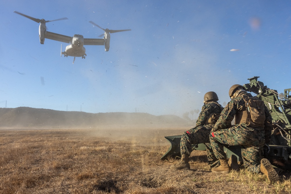 VMM-364 conducts lift operations of M777A2 lightweight 155 mm howitzer